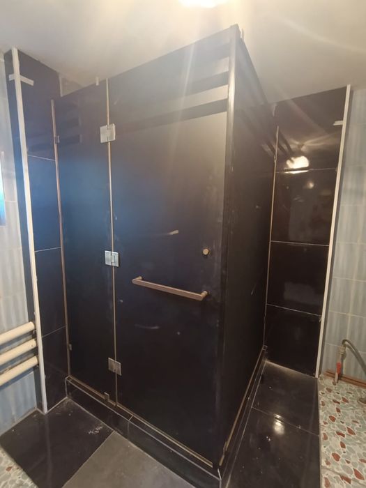 Стеклянные душевые кабины и перегородки