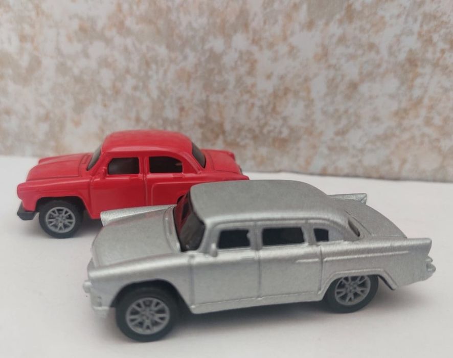 Модельки Чайка  и Газ 21 Волга