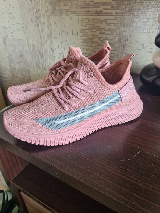 Продам женские кроссовки