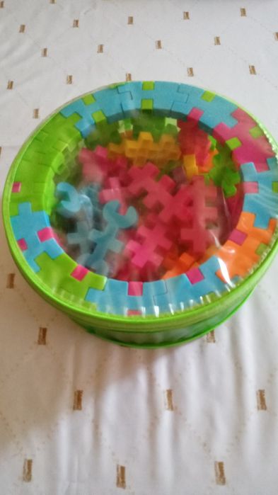 Детская игра в красочный, яркий конструктор.