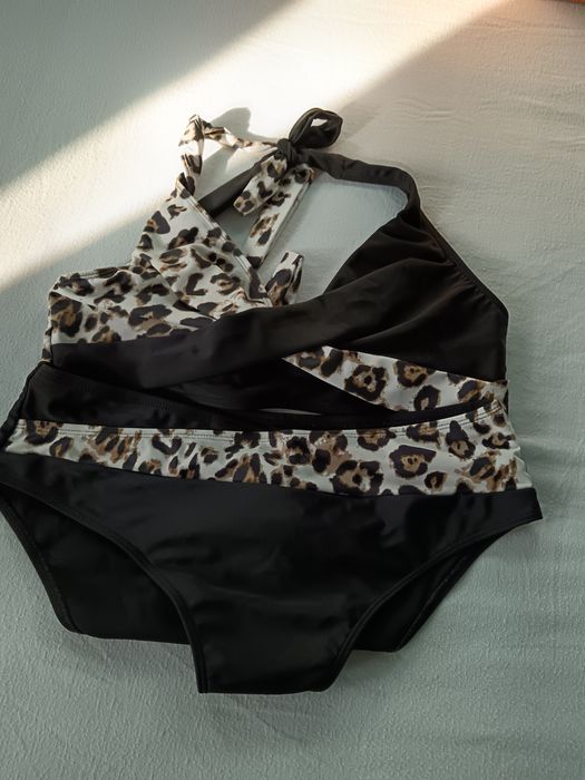 Vând Costum de Baie Mărimea 1 XL Nou