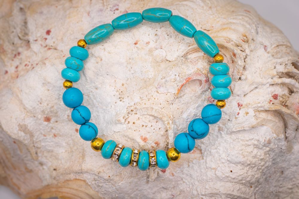 Гривни от полу скъпоценни камъни