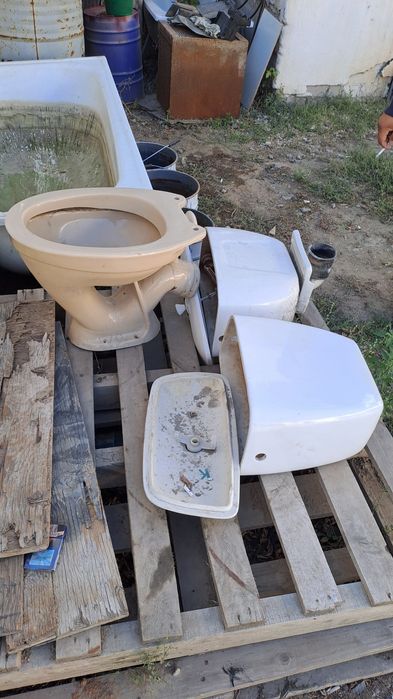 Продам унитаз с бочком
