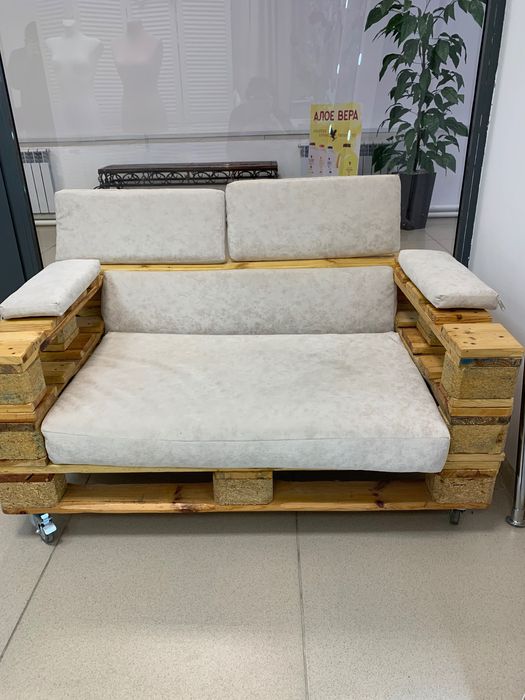 Продам диван со столиком