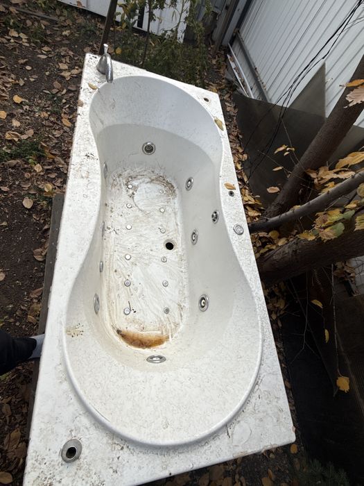 Белое акриловое джакузи