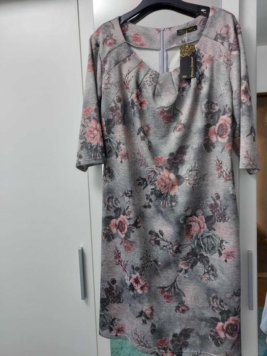 Rochie cambrata Pryia din jerse gri cu imprimeu trandafiri măsura 48