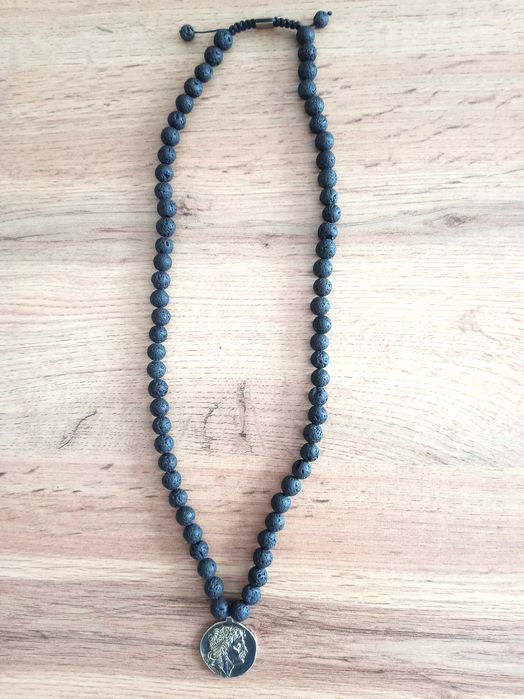 Колие Синджир от вулканичен камък с медальон от сребърен пендар