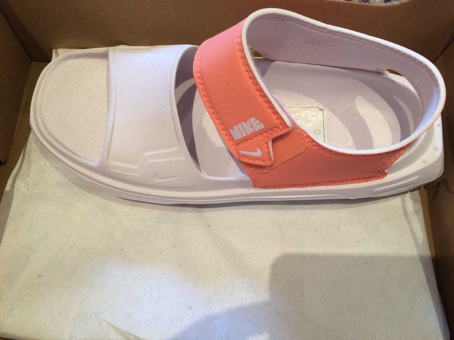 Нови дамски сандали Nike.