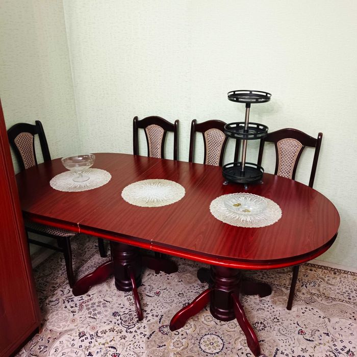 Срочно большой стол из натурального дерева2м,для гостей,собирается