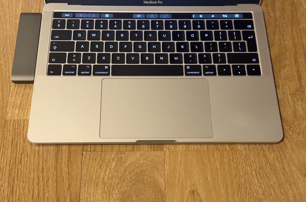 MacBook Pro 13-inch, 2017 Four Thunderbolt 3 Ports touchbar intretinut