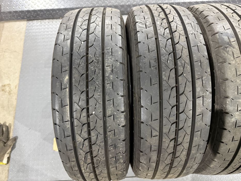 4бр. Отлични Товарни Гуми 215/70R/15C -BRIDGESTONE-DOT:0117- 8.3м+6.1м