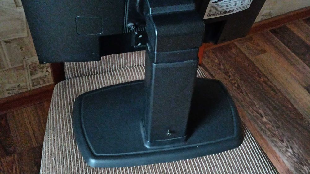 Монитор samsung 920vn на спец подставке 19".