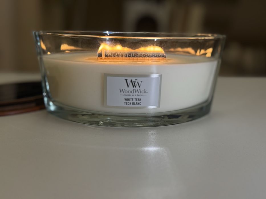 НОВА Ароматна свещ с дървен фитил Woodwick