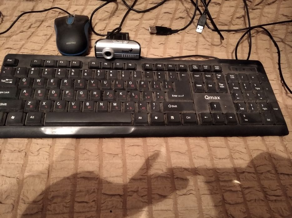 Продаю Монитор , камера ,мыш,клавиатура,все б/у