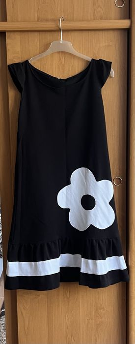 Черна рокля с цвете