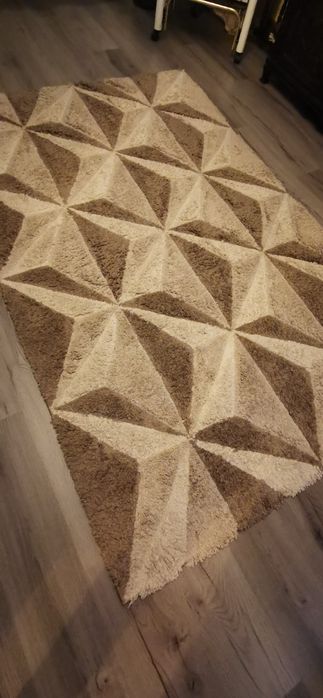 Vând covor culoare crem/maro.