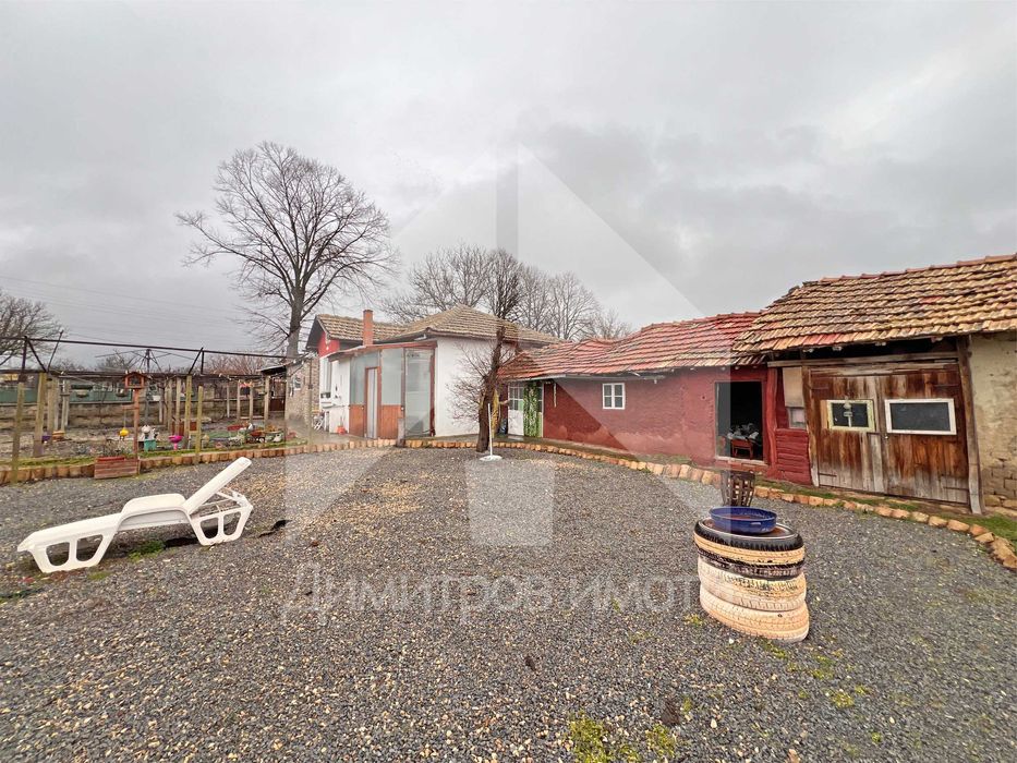 Продава еднофамилна, реновирана къща със 762 кв.м. двор в гр. Плиска.