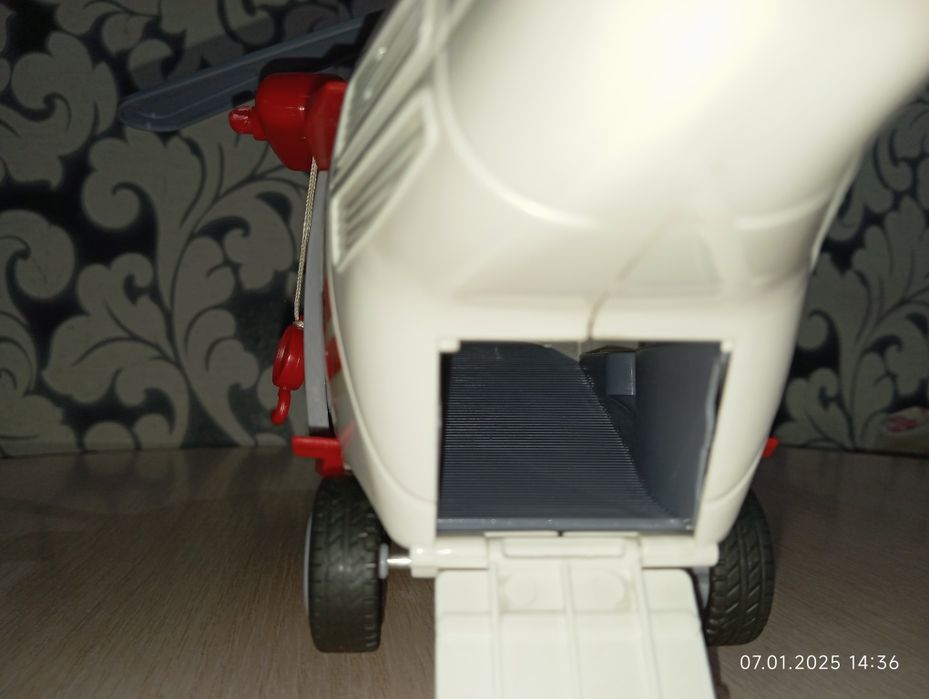 Игрушечный вертолет