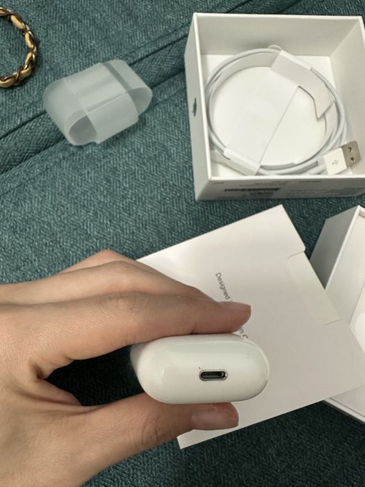 Продам кейс Apple airpods 2