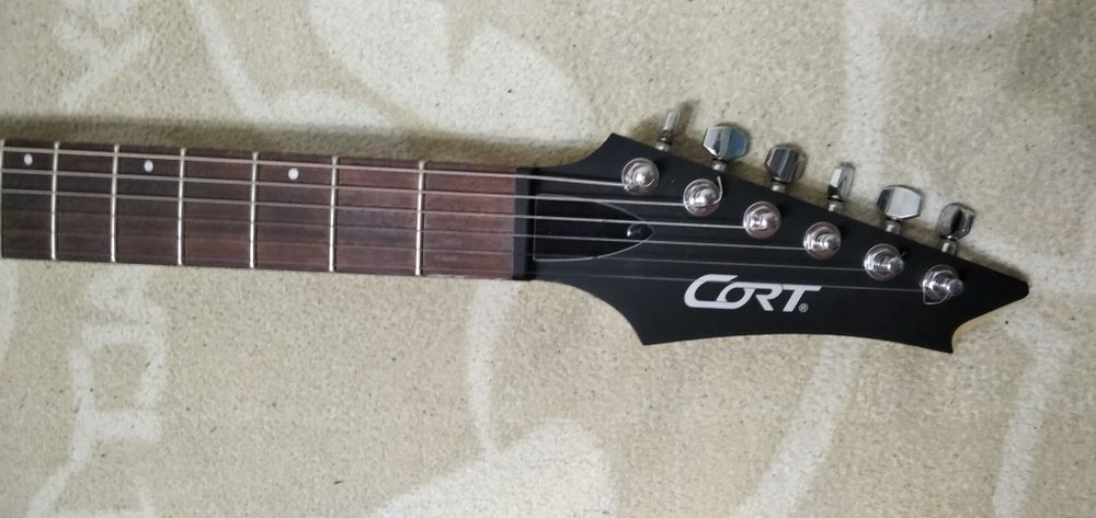 Электрогитара,чехол,кабель