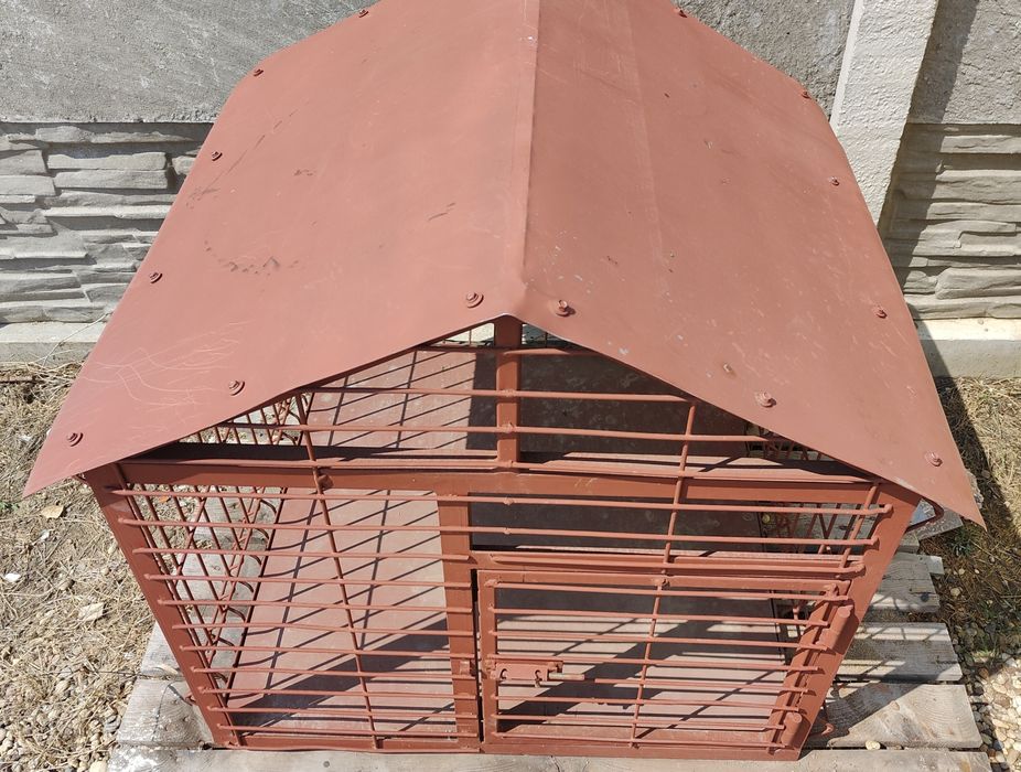 Cusca animale (ex. câini)  din metal, acoperita cu tabla!