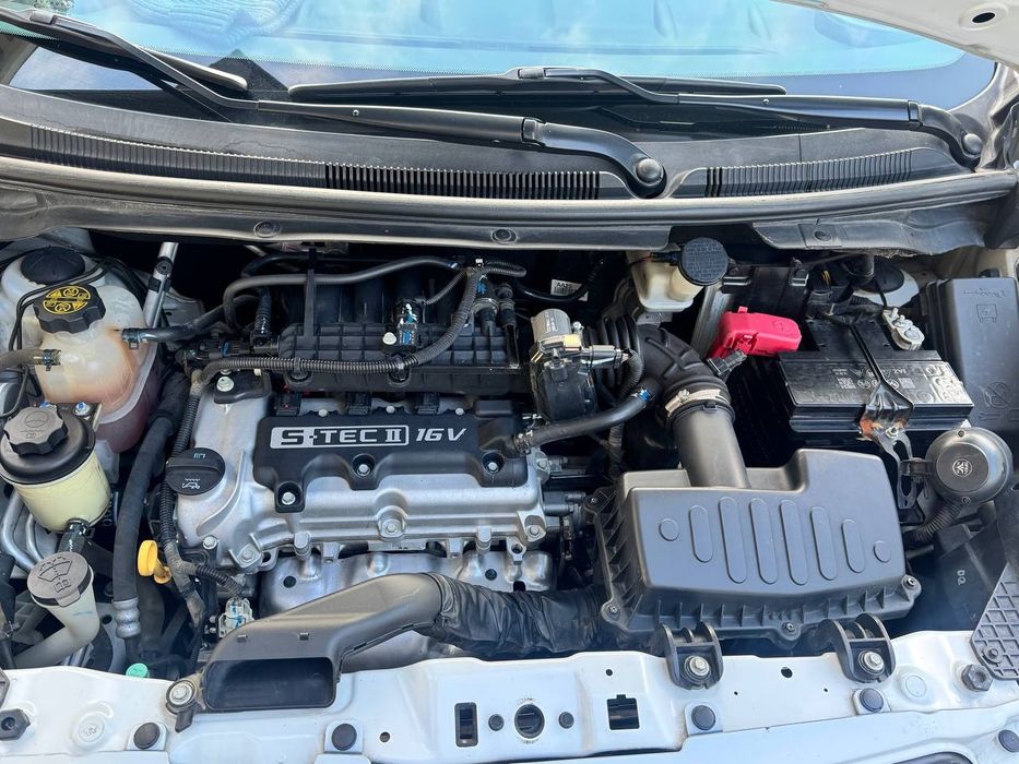 Spark mexanika sotiladi 2019 rangi oq kraska 1ta petno