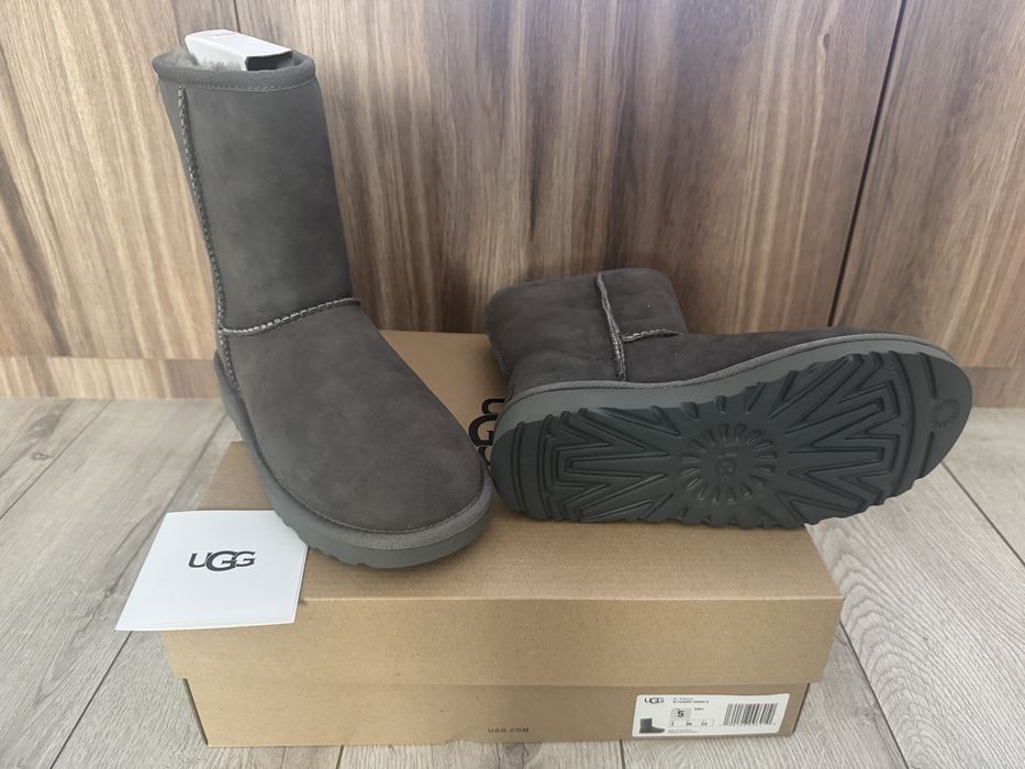 Cizme UGG Classic Short II marime 36 / noi