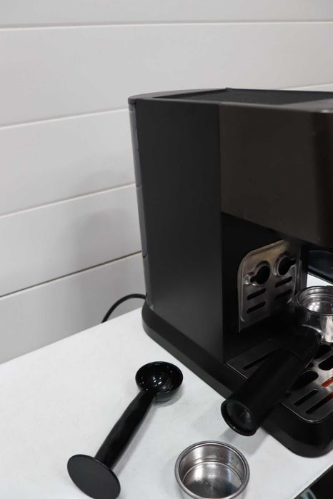 Кафемашина GRUNDIG KSM 5330 с вграден контейнер за мляко, 1628W, налягане на помпата 15bar , двойна дюза, цветен сензорен екран, BrewSense, CreamyPro,