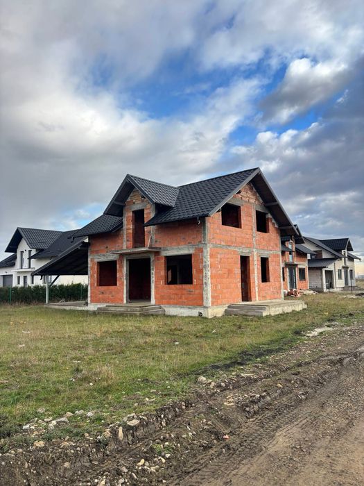 Echipa Executam / Construim Case la Rosu !