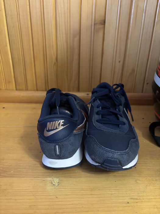 Тъмно сини маратонки Nike