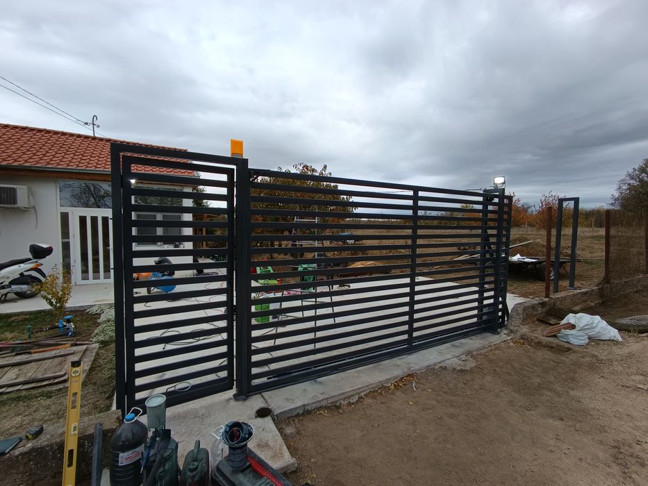 Предлагам изработка, боядисване и поддържане на метални врати, огради