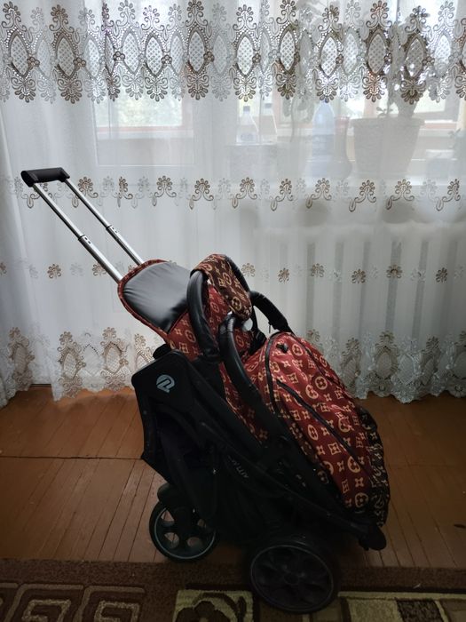 Продам удобную маневренную коляску