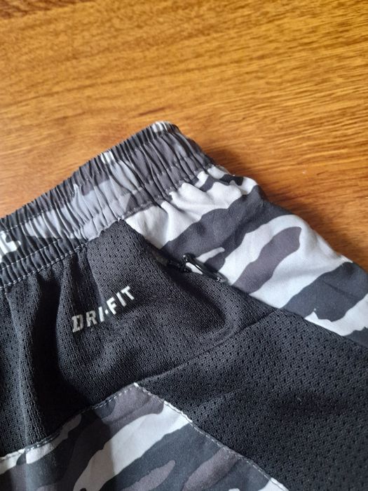 Nike къси панталони и тениска M размер.