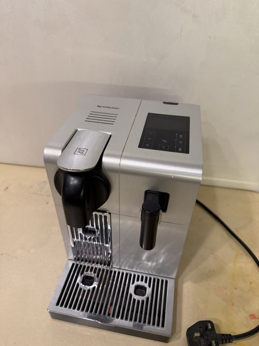 Nespresso капсульная кофемашина