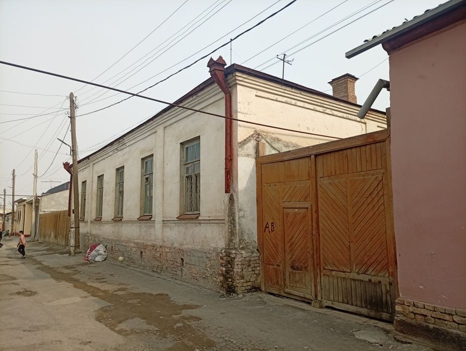 Шахар марказида яшаш, Коттеж куриш учун Ер хисобида ховли  сотилади..