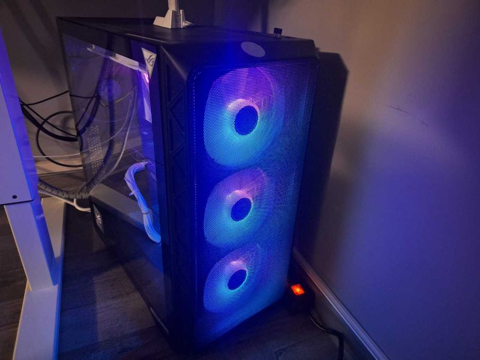 PC Gaming aproape nou/ in garantie/RTX 5070 Asus/Ryzen 7 9800 X3D