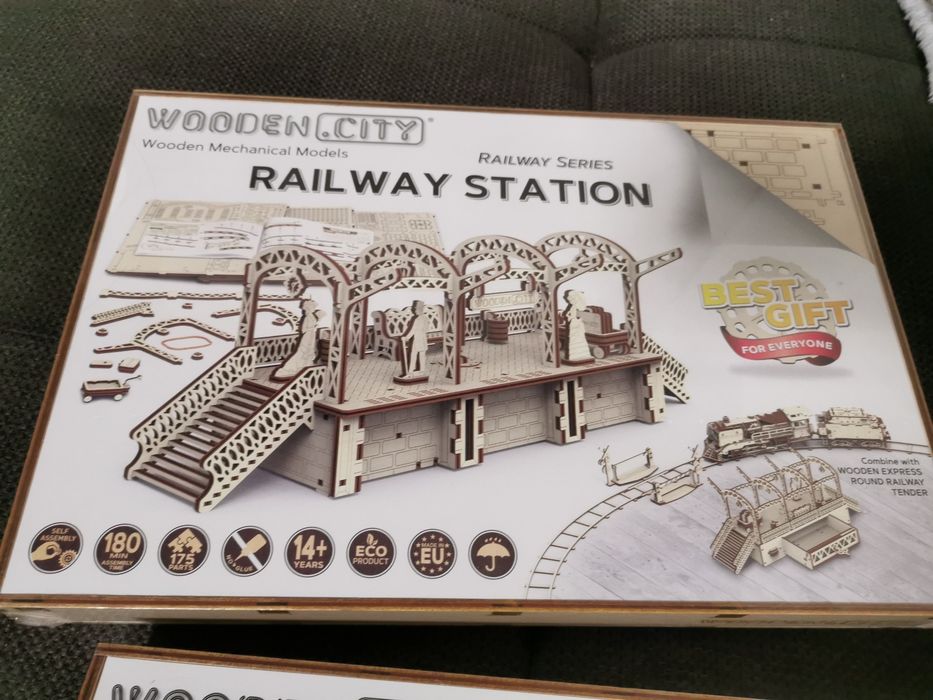 Macheta locomotivă peron sine din lemn