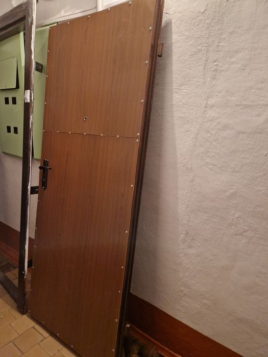 Продам металлическую дверь с коробкой(85×205)