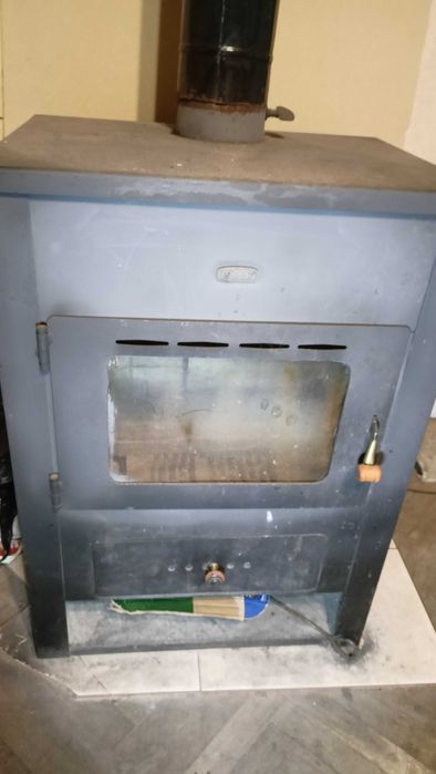 Продавам печка на твърдо гориво