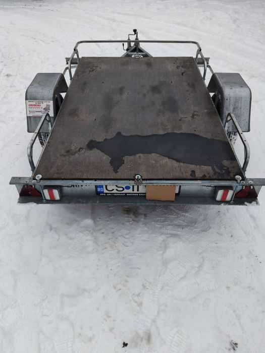 Vand remorca aproape noua