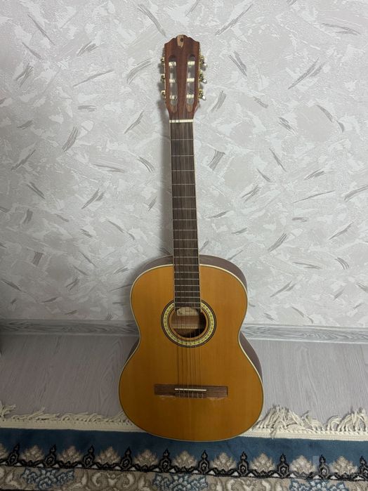 Akustik gitara sotiladi