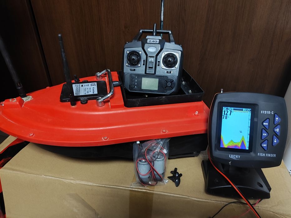 Лодка за захранка с сонар