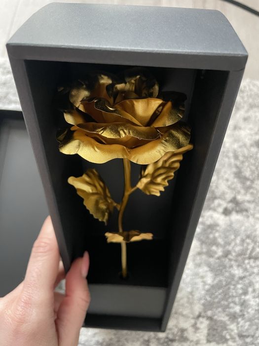 Декорация златисто цвете