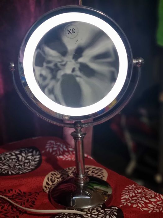 vind oglinda cu lupa si lumina