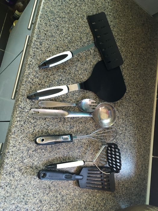 Set vesela ( farfurii , cesti de cafea) si o farfurie din portelan