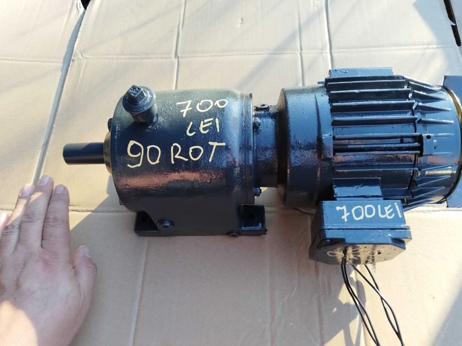 Motor electric cu reductor 90 de rotații povarna prune