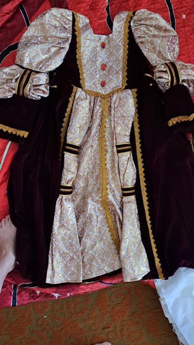 Красивое платье для образа королевы