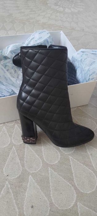 Ghete dama Guess originale, noi nepurtate