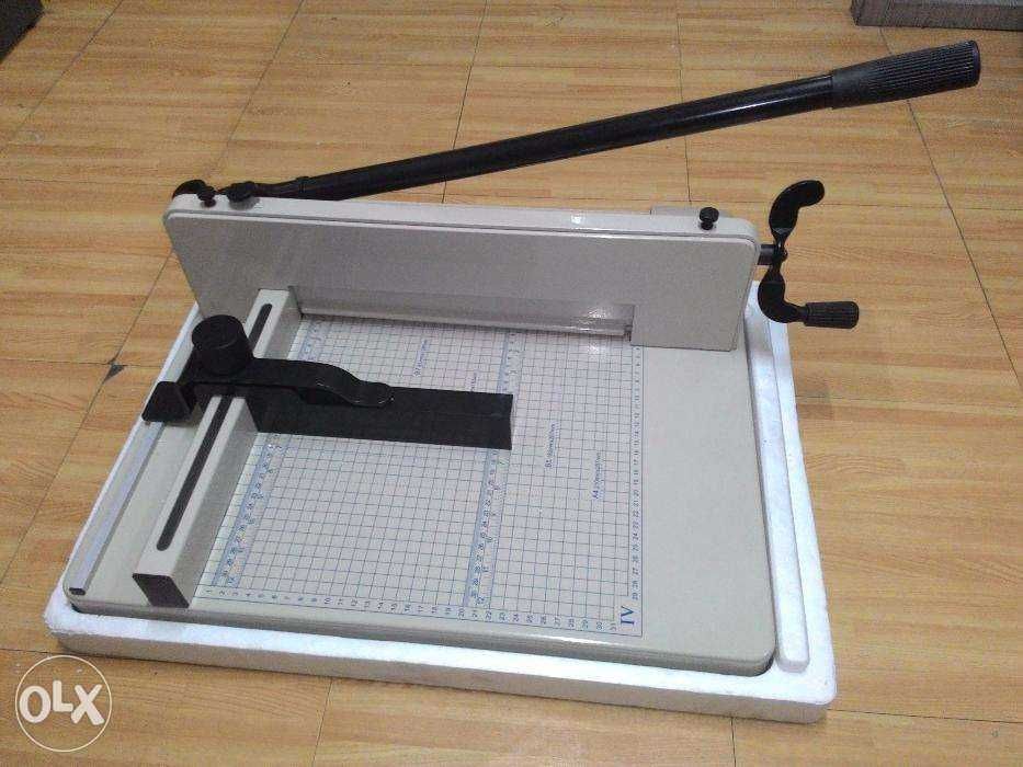 Нож за хартия формат А3 Нов