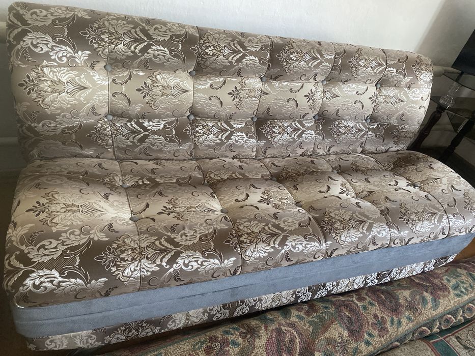 Продам диван с 2 креслами в отличном состояний